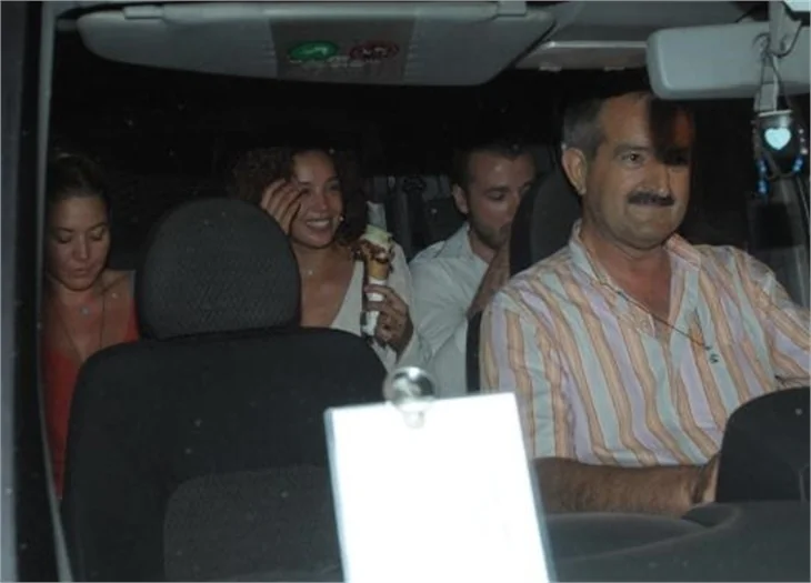 Azra Akın'a Kıvanç Tatlıtuğ sorulunca duymazlıktan geldi!