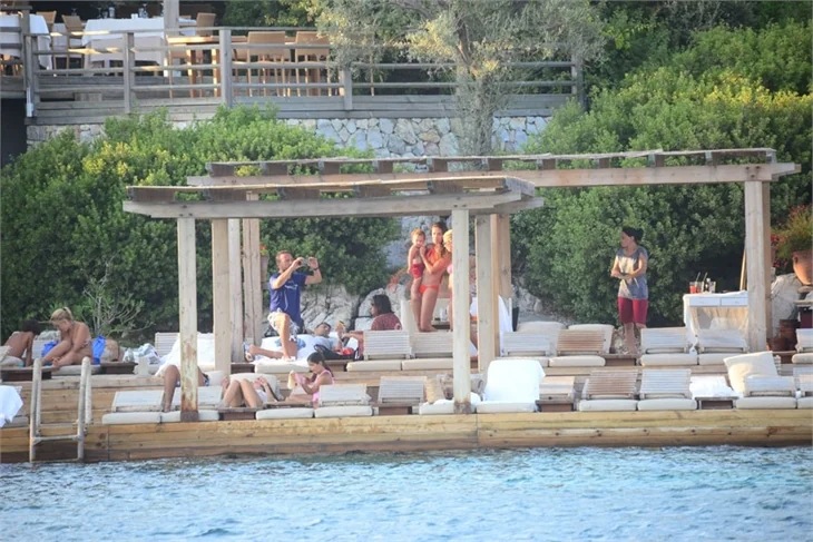 Emina Sandal şezlongta uyuyakalınca oğlunu kaybetti!