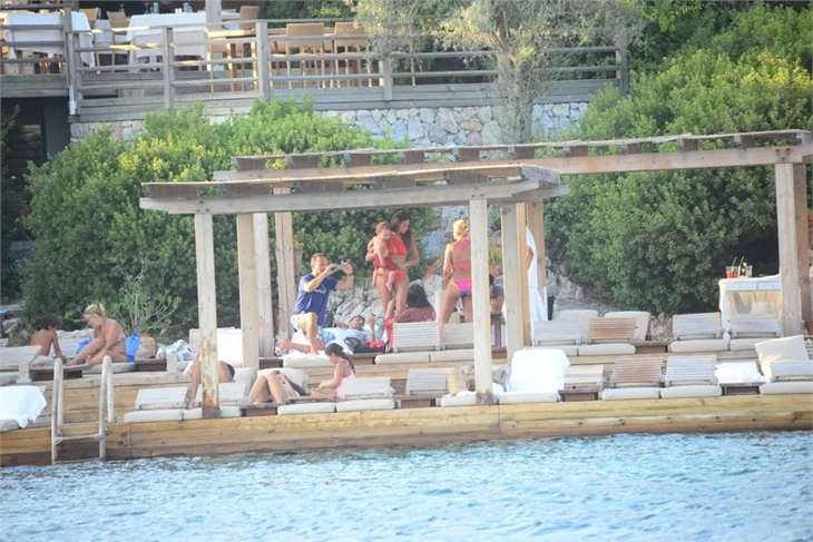 Emina Sandal şezlongta uyuyakalınca oğlunu kaybetti!