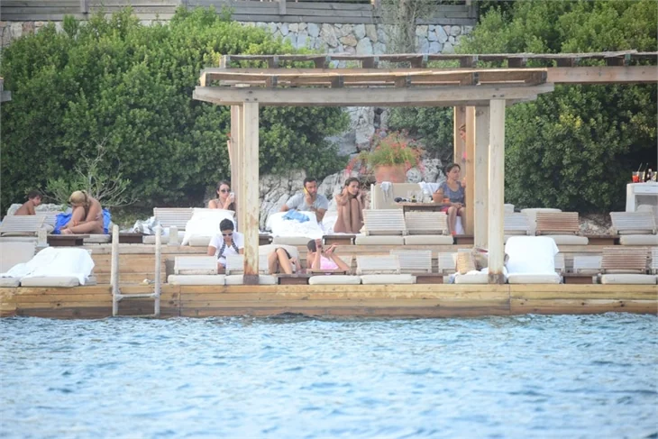 Emina Sandal şezlongta uyuyakalınca oğlunu kaybetti!