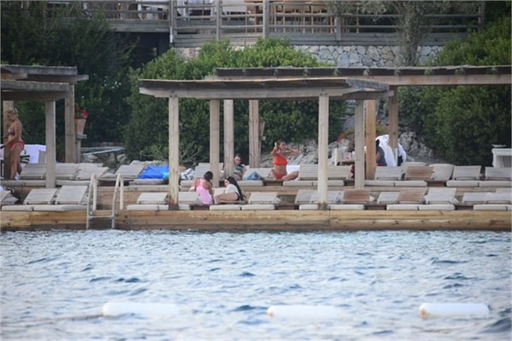 Emina Sandal şezlongta uyuyakalınca oğlunu kaybetti!