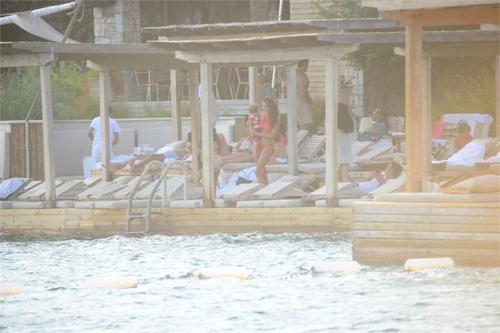 Emina Sandal şezlongta uyuyakalınca oğlunu kaybetti!