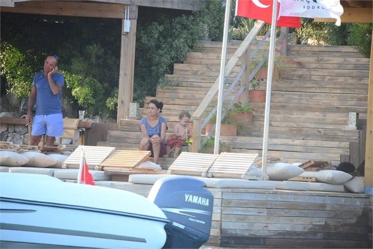 Emina Sandal şezlongta uyuyakalınca oğlunu kaybetti!
