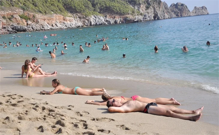 Kavurucu sıcaktan bunaldı sahile indi!