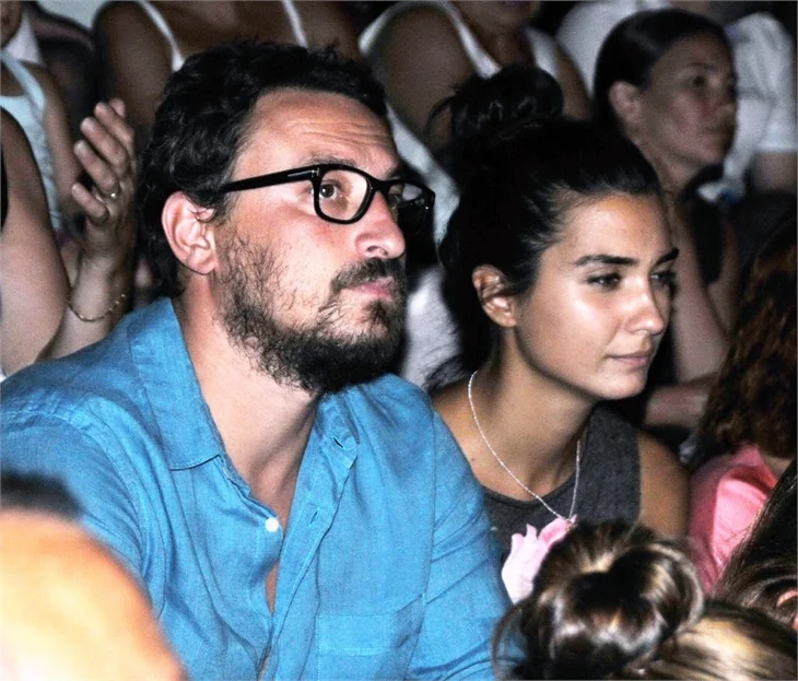 Minik Serçe sahneye çıkarken düştü!