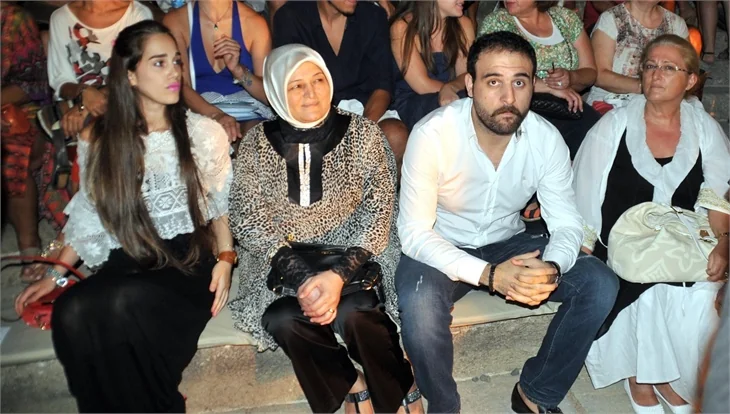 Minik Serçe sahneye çıkarken düştü!