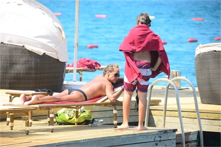 Bennu Gerede Bodrum'da sere serpe güneşlendi!