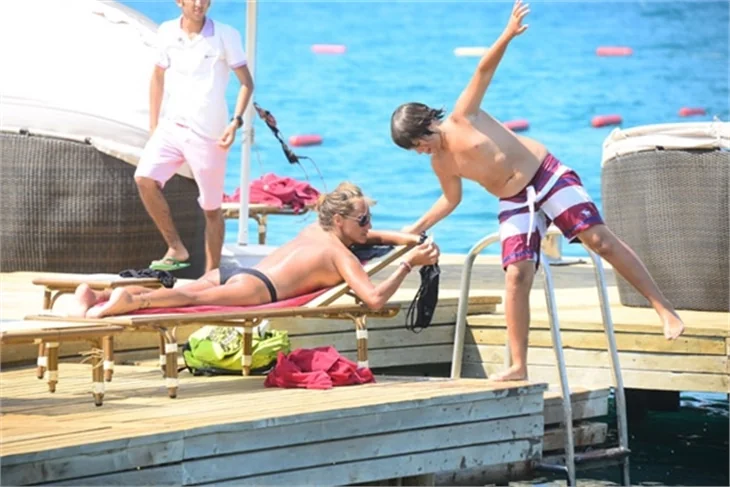 Bennu Gerede Bodrum'da sere serpe güneşlendi!