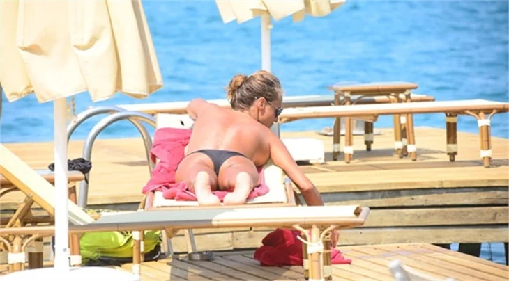 Bennu Gerede Bodrum'da sere serpe güneşlendi!