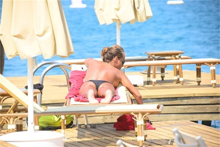 Bennu Gerede Bodrum'da sere serpe güneşlendi!
