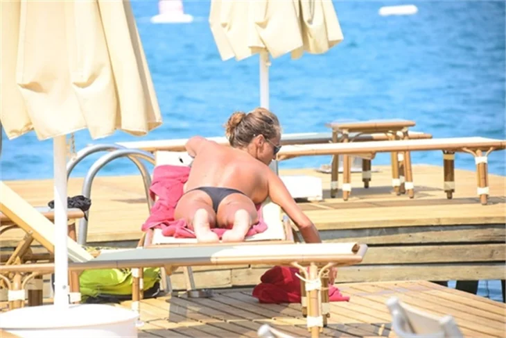 Bennu Gerede Bodrum'da sere serpe güneşlendi!