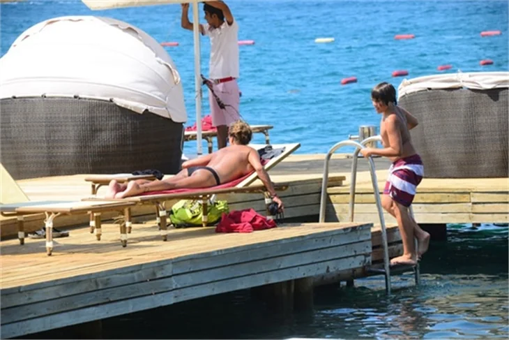 Bennu Gerede Bodrum'da sere serpe güneşlendi!