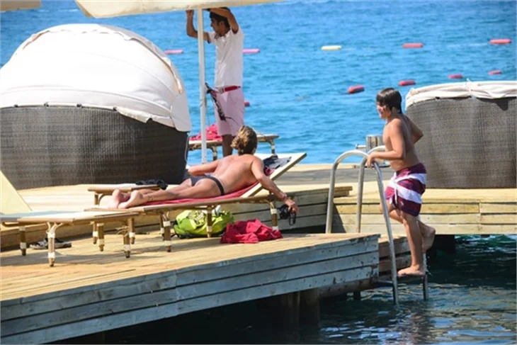 Bennu Gerede Bodrum'da sere serpe güneşlendi!