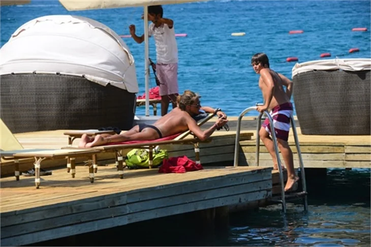 Bennu Gerede Bodrum'da sere serpe güneşlendi!