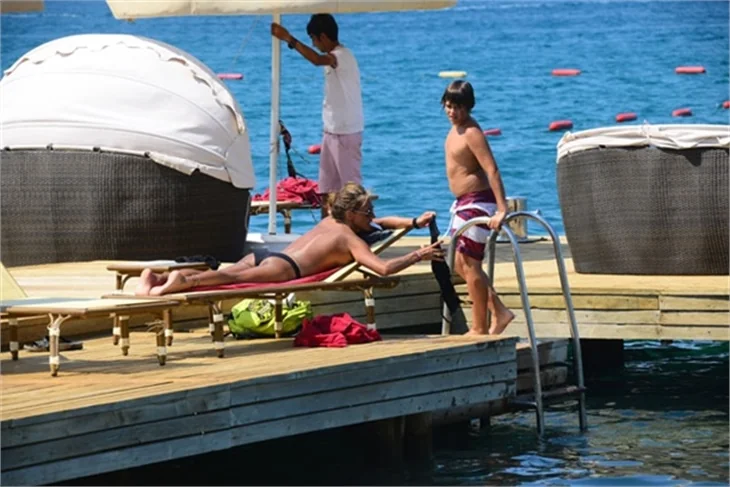 Bennu Gerede Bodrum'da sere serpe güneşlendi!