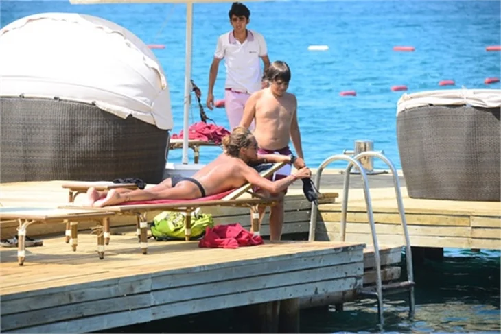 Bennu Gerede Bodrum'da sere serpe güneşlendi!