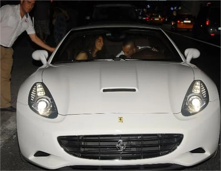 İki kişilik Ferrari'ye sığamadılar!