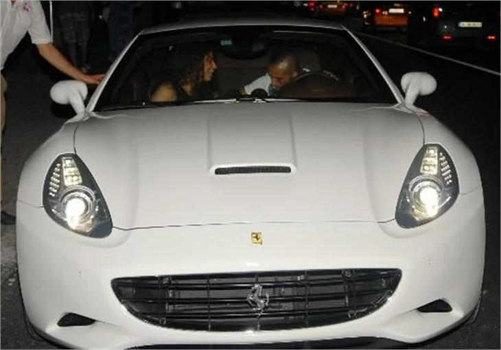 İki kişilik Ferrari'ye sığamadılar!