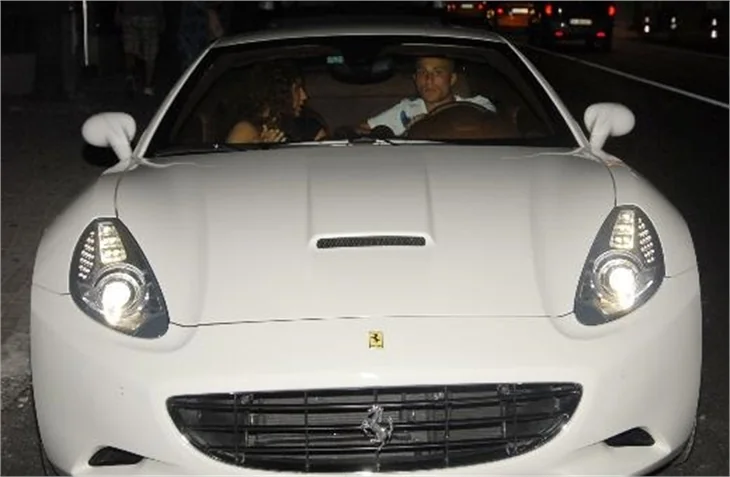 İki kişilik Ferrari'ye sığamadılar!