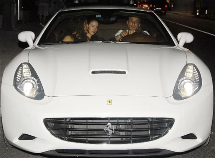 İki kişilik Ferrari'ye sığamadılar!