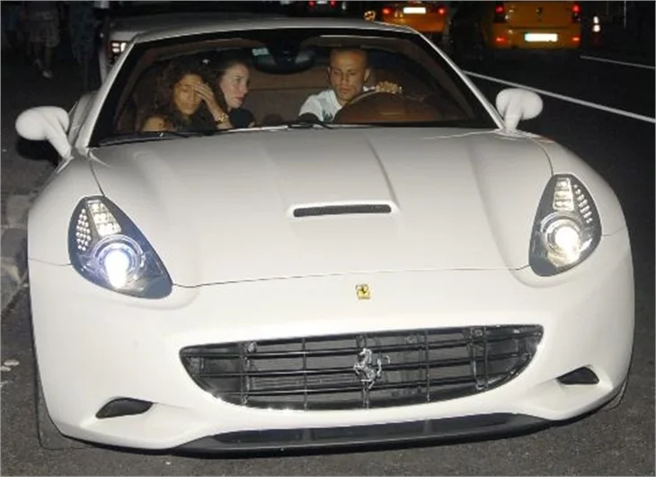 İki kişilik Ferrari'ye sığamadılar!