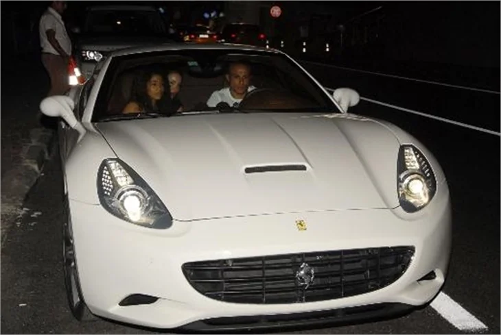 İki kişilik Ferrari'ye sığamadılar!