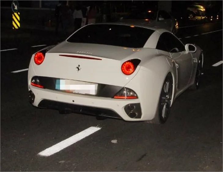 İki kişilik Ferrari'ye sığamadılar!