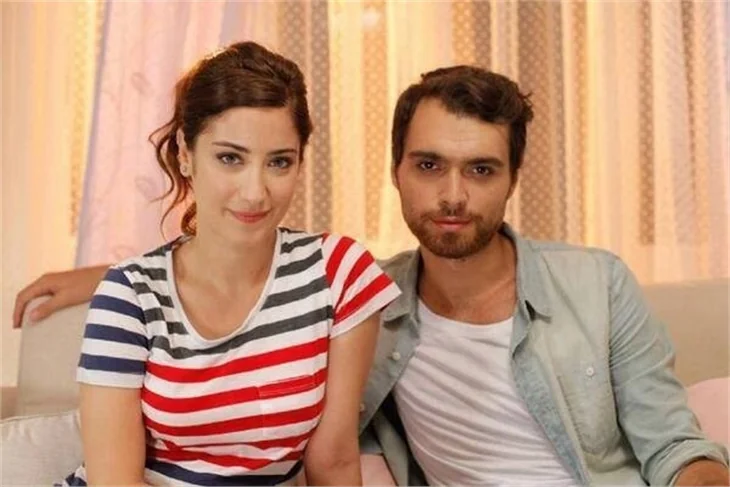 Hazal Kaya'nın "A.Ş.K"ı Twitter'ı salladı