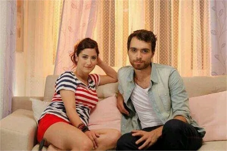 Hazal Kaya'nın "A.Ş.K"ı Twitter'ı salladı