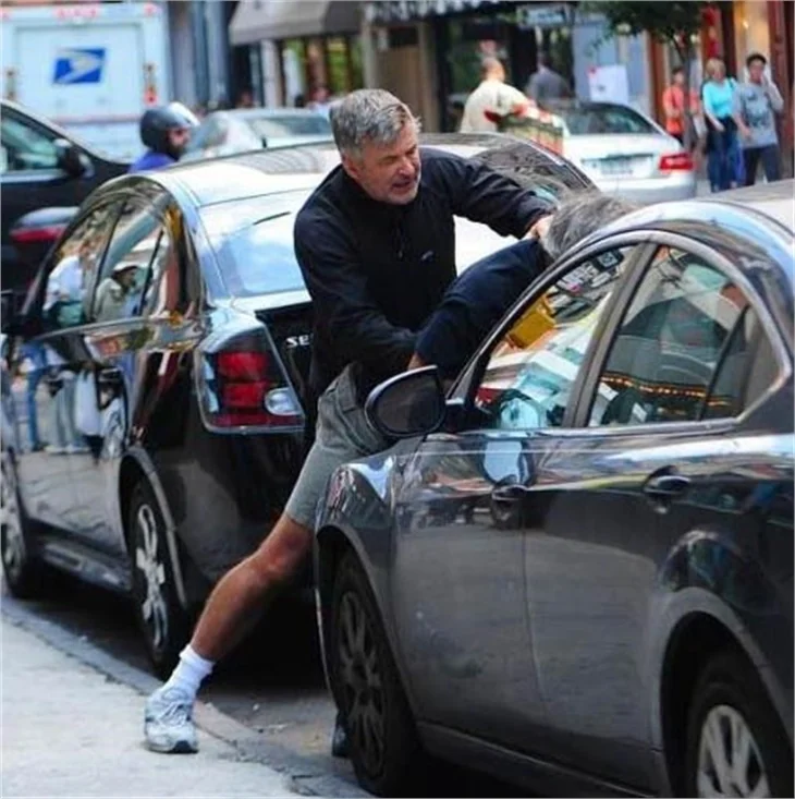 Ünlü aktör Alec Baldwin, gazetecilere saldırdı!