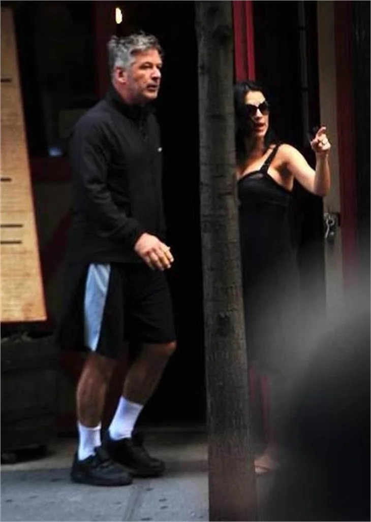 Ünlü aktör Alec Baldwin, gazetecilere saldırdı!