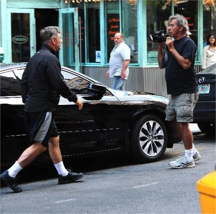 Ünlü aktör Alec Baldwin, gazetecilere saldırdı!