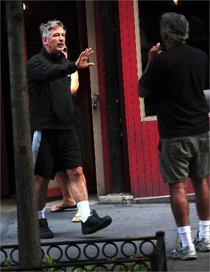 Ünlü aktör Alec Baldwin, gazetecilere saldırdı!