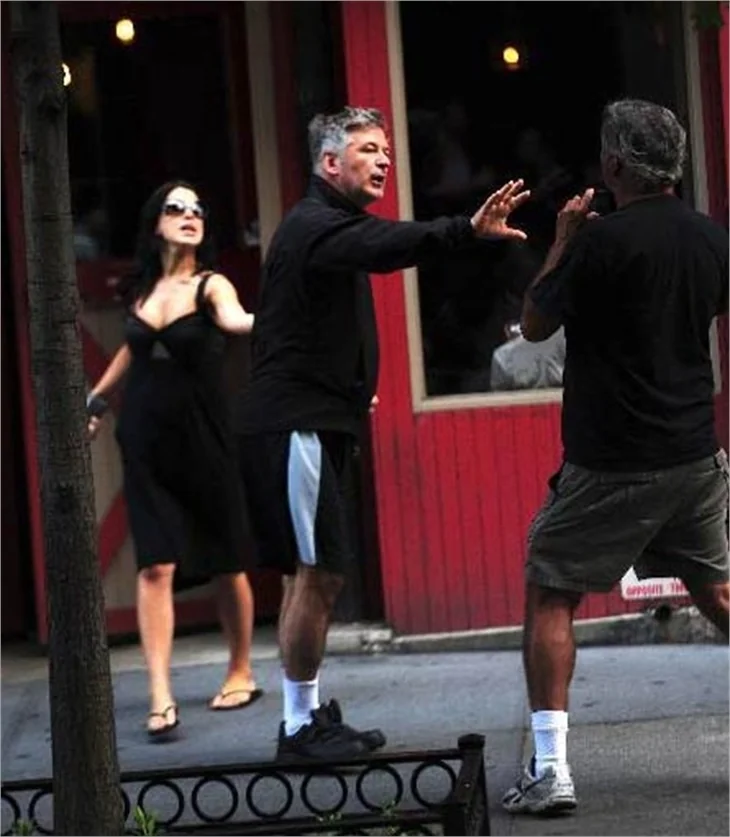 Ünlü aktör Alec Baldwin, gazetecilere saldırdı!