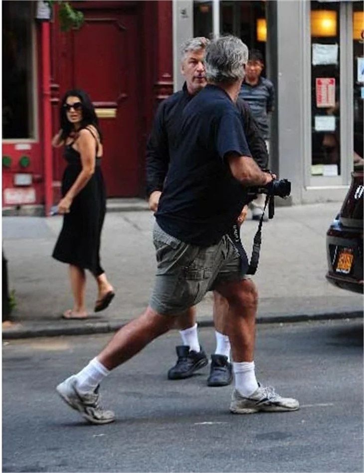 Ünlü aktör Alec Baldwin, gazetecilere saldırdı!