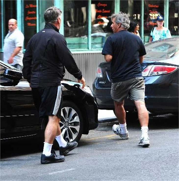 Ünlü aktör Alec Baldwin, gazetecilere saldırdı!