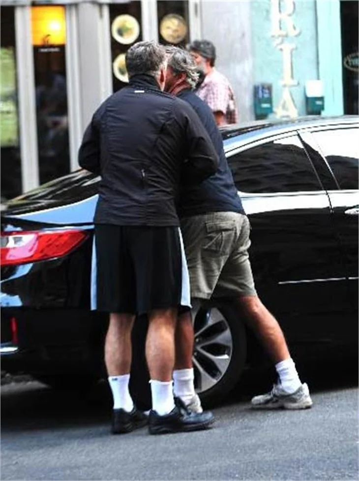 Ünlü aktör Alec Baldwin, gazetecilere saldırdı!