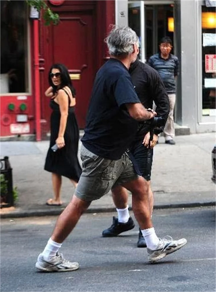 Ünlü aktör Alec Baldwin, gazetecilere saldırdı!