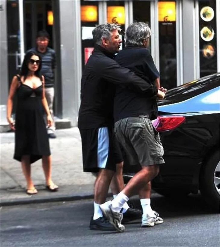 Ünlü aktör Alec Baldwin, gazetecilere saldırdı!