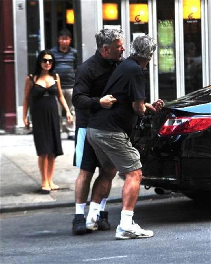 Ünlü aktör Alec Baldwin, gazetecilere saldırdı!