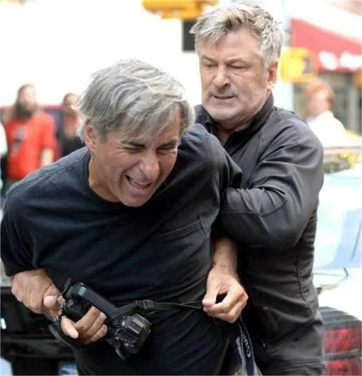 Ünlü aktör Alec Baldwin, gazetecilere saldırdı!
