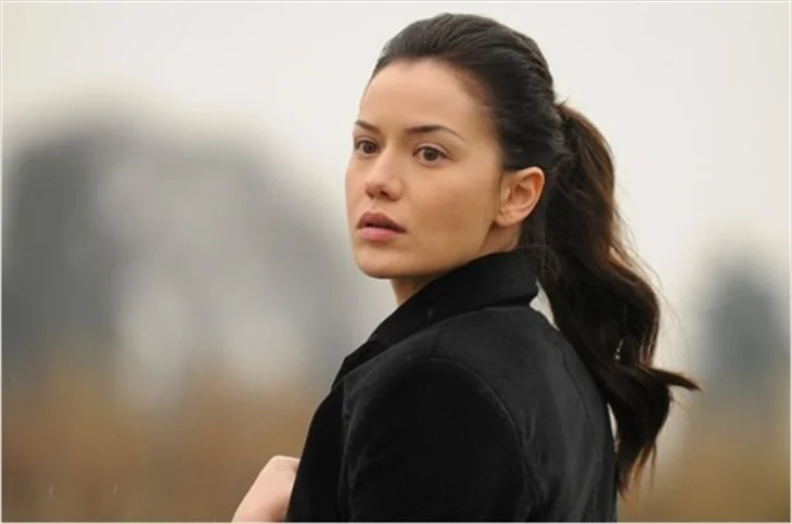 Fahriye Evcen, "Çalıkuşu" setinde terör estirdi!