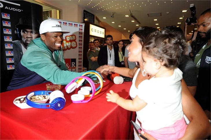 50 Cent'in imza gününe hayranları akın etti!