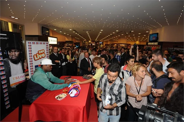 50 Cent'in imza gününe hayranları akın etti!