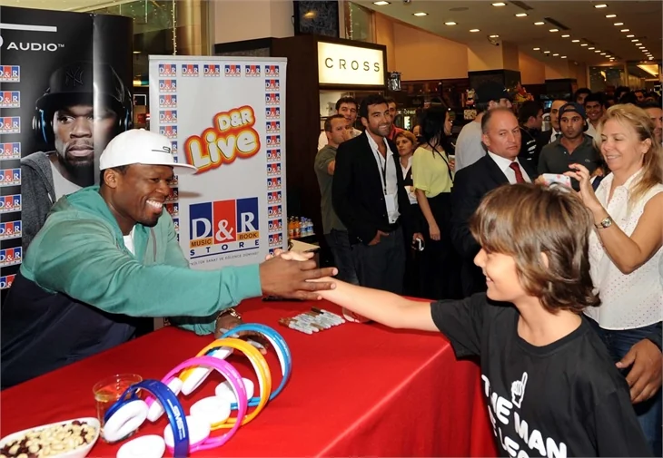 50 Cent'in imza gününe hayranları akın etti!