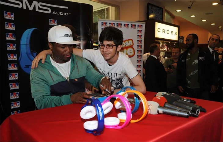 50 Cent'in imza gününe hayranları akın etti!