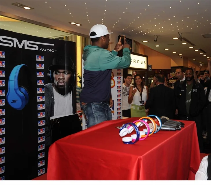 50 Cent'in imza gününe hayranları akın etti!
