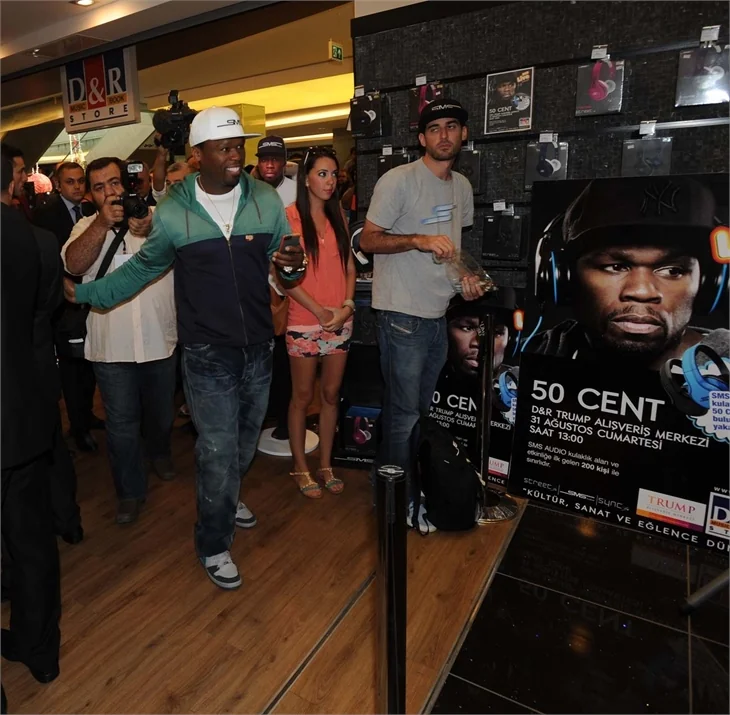 50 Cent'in imza gününe hayranları akın etti!