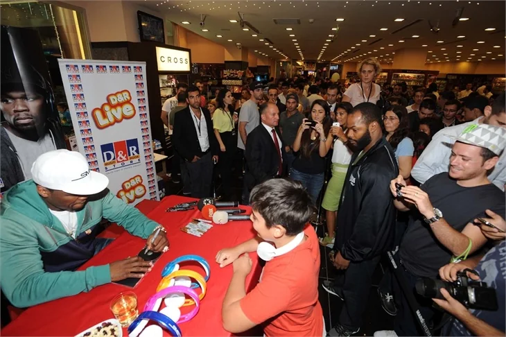 50 Cent'in imza gününe hayranları akın etti!