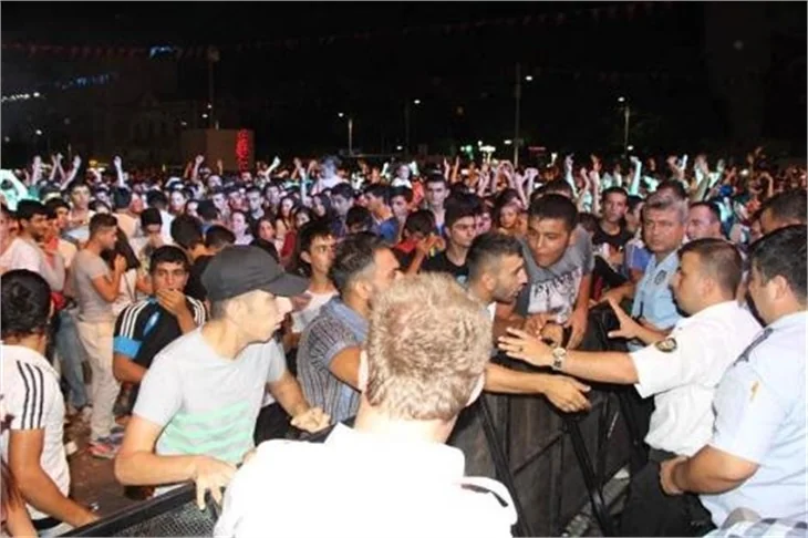 Murat Boz konserinde olay çıktı!